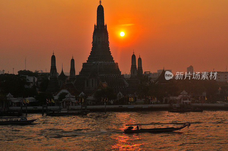 日落在Wat Arun(黎明寺)，曼谷